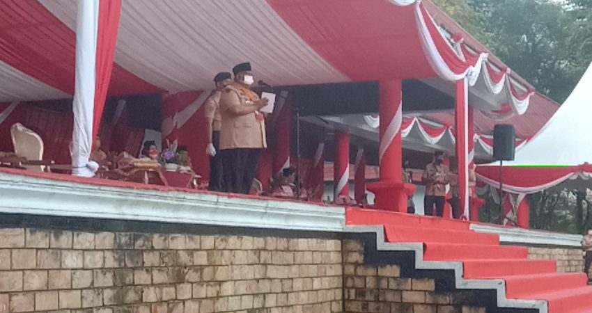 Beri Jasa dan Pengabdian Besar Bagi Pramuka, Gubernur Disematkan Penghargaan Lencana Melati