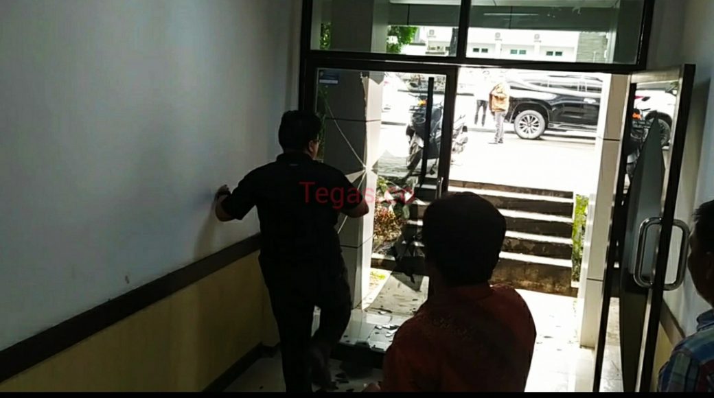 Tak Puas Hasil RDP Massa Pecahkan Kaca DPRD Sultra
