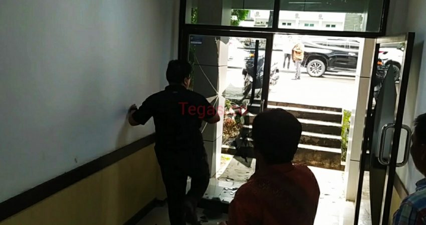 Tak Puas Hasil RDP Massa Pecahkan Kaca DPRD Sultra