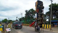 Crane Proyek Pelebaran Jalan Terbalik Hebohkan Warga
