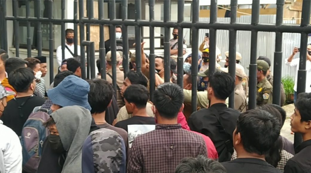Ratusan Massa Geruduk DPRD Sultra Terkait Polemik PT AKP dan AKM di Konut
