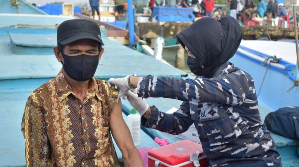 TNI AL Lanal Kendari Jemput Bola Vaksinasi Dengan Mendatangi Para Nelayan yang Selesai Melaut