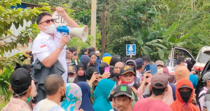 Warga Blokade Pintu Masuk PT Ceria