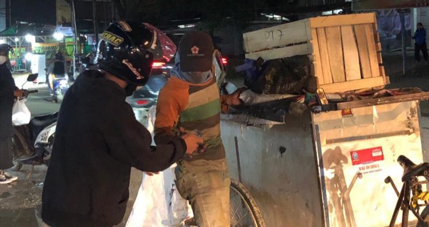 Peduli Kemanusiaan, P3MP Morowali Berbagi Rezeki dengan Pemulung di Kota Kendari