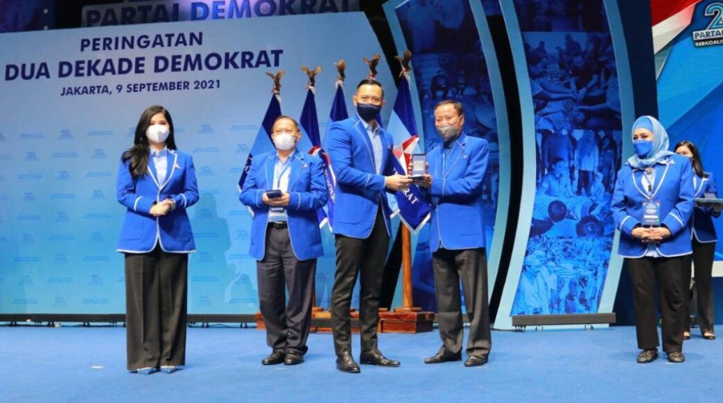Disaksikan Puluhan Ribu Kader, Demokrat Anugerahkan Penghargaan untuk 35 Senior Partai