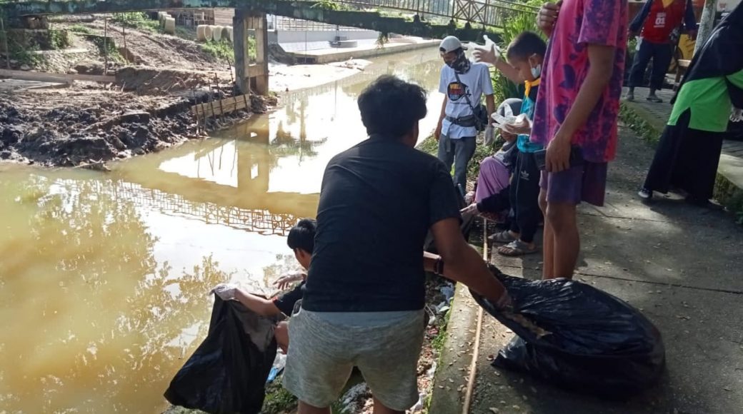 Peringati WCD 2021, Sejumlah Relawan di Kendari Gelar Aksi Bersih-Bersih