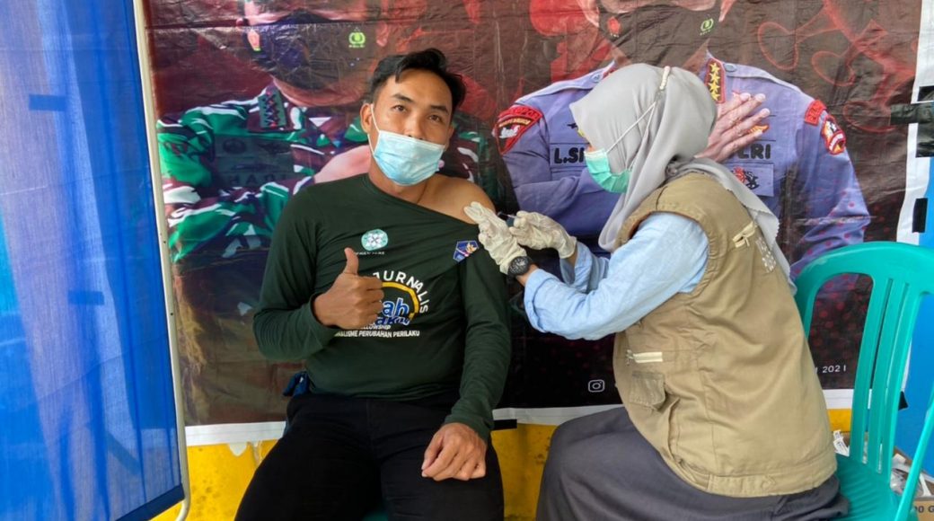 Wujudkan Herd Immunity, Forum Wartawan Kolaka Gelar Vaksinasi