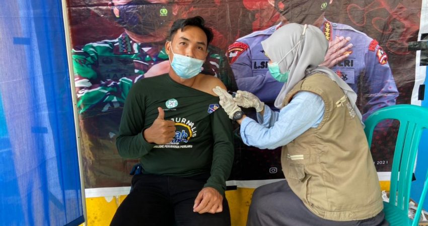 Wujudkan Herd Immunity, Forum Wartawan Kolaka Gelar Vaksinasi