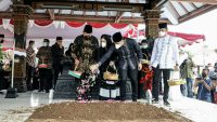 Hadiri Prosesi Pemakaman Ibu Ageng, SBY dan AHY Kenang Almarhumah