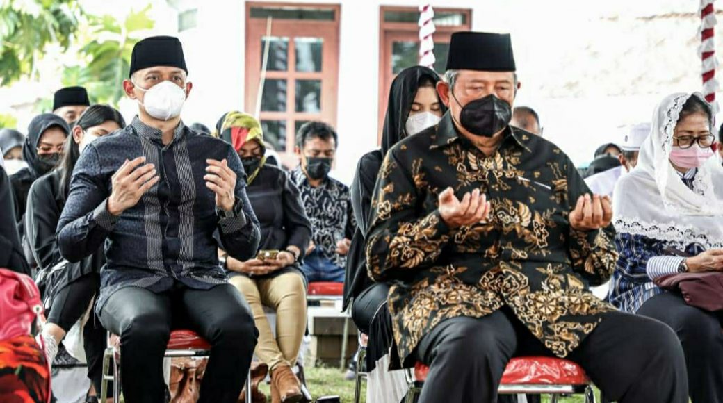 Hadiri Prosesi Pemakaman Ibu Ageng, SBY dan AHY Kenang Almarhumah