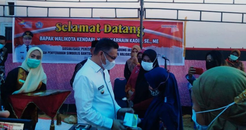Hadiri Penyerahan Bansos, Walkot Kendari Harap Kondisi Ekonomi Masyarakat Membaik