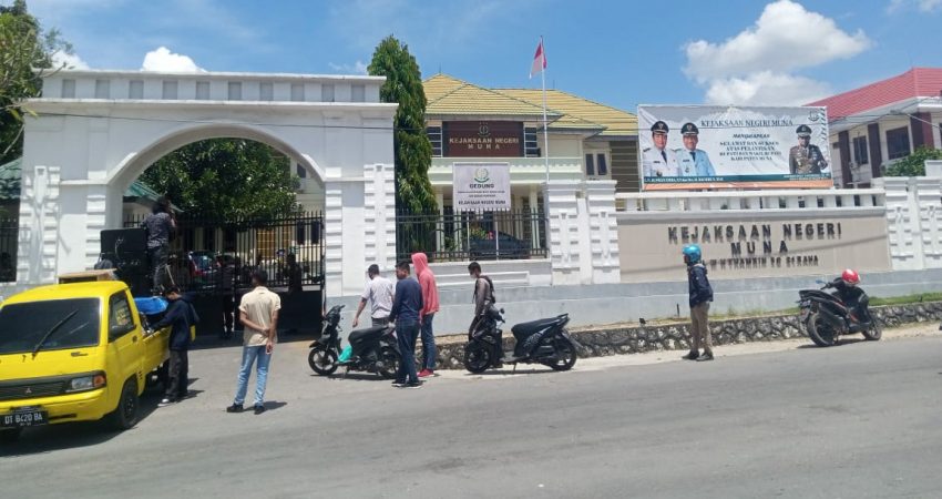 Demo di Kejari, Gerak Sultra Minta Kepala BKPSDM Muna Diperiksa