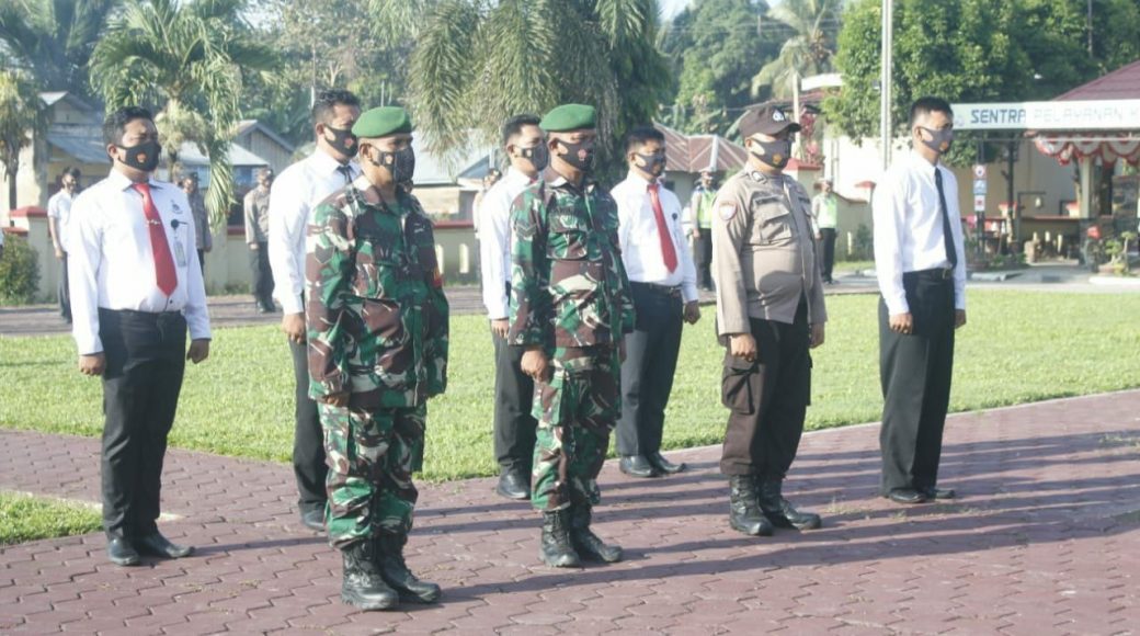 Ungkap Jaringan Handak Ilegal, Dua Babinsa Kodim Kendari Terima Penghargaan