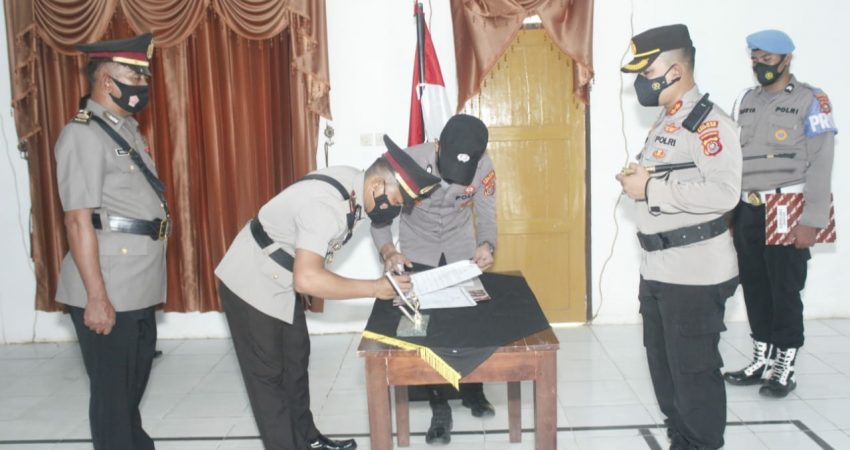 Pimpin Sertijab Dua Kapolsek, Ini Pesan Kapolres Konsel