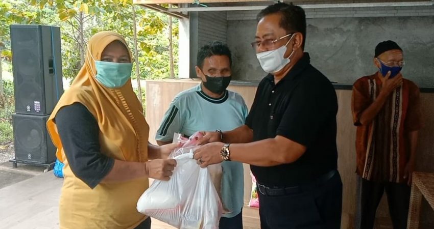 Rusda Mahmud Laksanakan Reses dan Bagi Sembako ke Warga Desa Pitulua