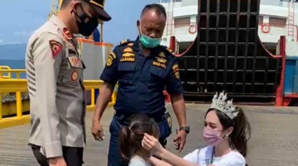 Polsek KPK Bersama Putri Indonesia 2021 Gelar Pembagian Masker di Area Pelabuhan Kolaka
