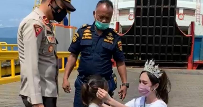 Polsek KPK Bersama Putri Indonesia 2021 Gelar Pembagian Masker di Area Pelabuhan Kolaka