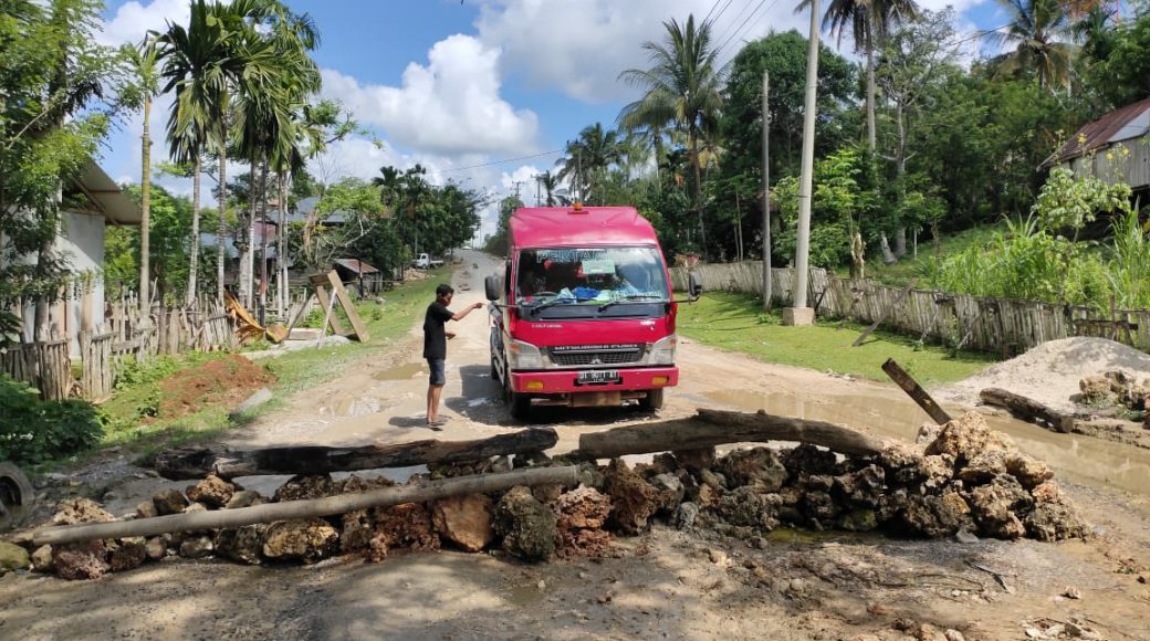 “Janji Tinggal Janji” Jalan Raha-Lakapera Diblokade Kembali, Farsa: Elit Politik Cari Untung
