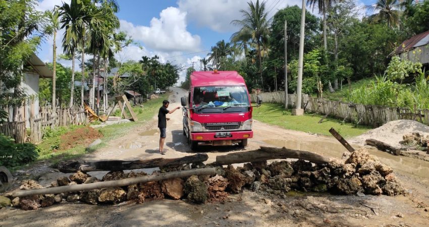 “Janji Tinggal Janji” Jalan Raha-Lakapera Diblokade Kembali, Farsa: Elit Politik Cari Untung