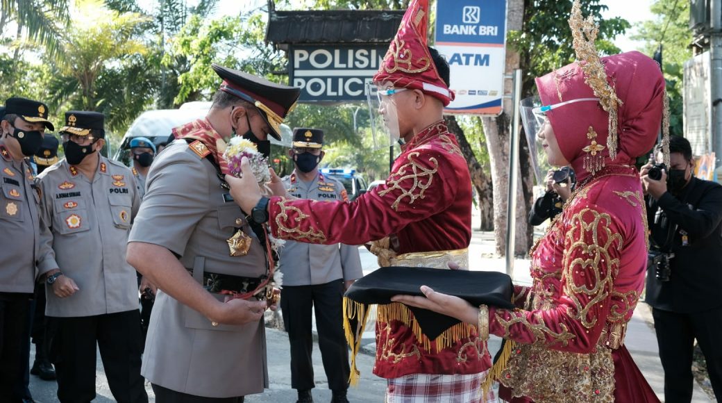 Tiba di Polda Sultra, Irjen Teguh Pristiwanto Disambut Prosesi Adat dan Pedang Pora