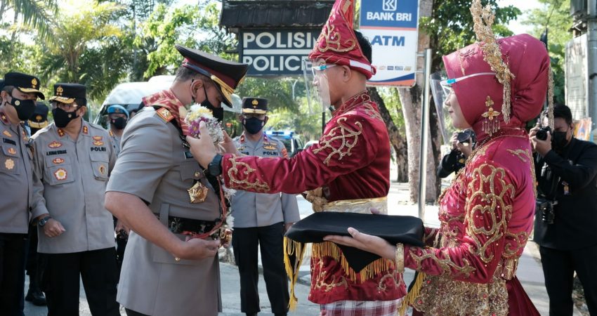 Tiba di Polda Sultra, Irjen Teguh Pristiwanto Disambut Prosesi Adat dan Pedang Pora