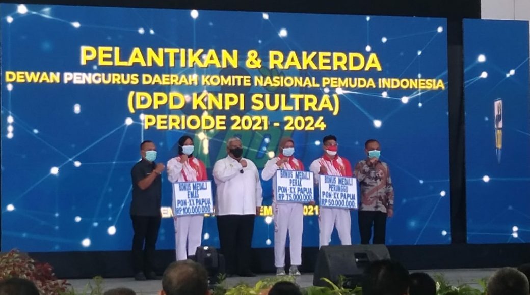 Dimomen Pelantikan DPD KNPI Sultra, Gubernur Serahkan Hadiah Pada Atlet Berprestasi di PON Papua