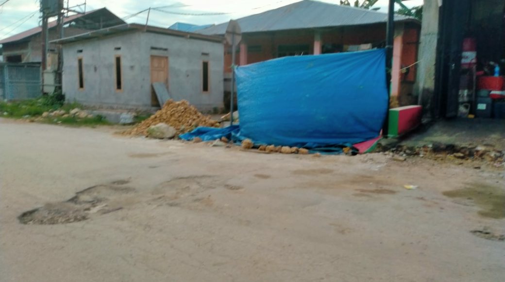 Jalan Setapak Terblokir Terpal, Kisabang: Rencana Pengguntingan Pita Secara Simbolis