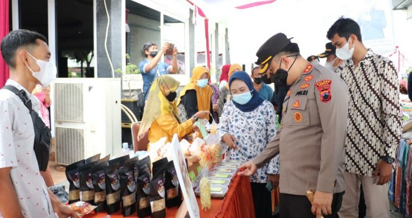 Staf Ahli Panglima TNI Bersama Kapolres Kendal Hadiri Pembukaan Festival UMKM-IKM 2021