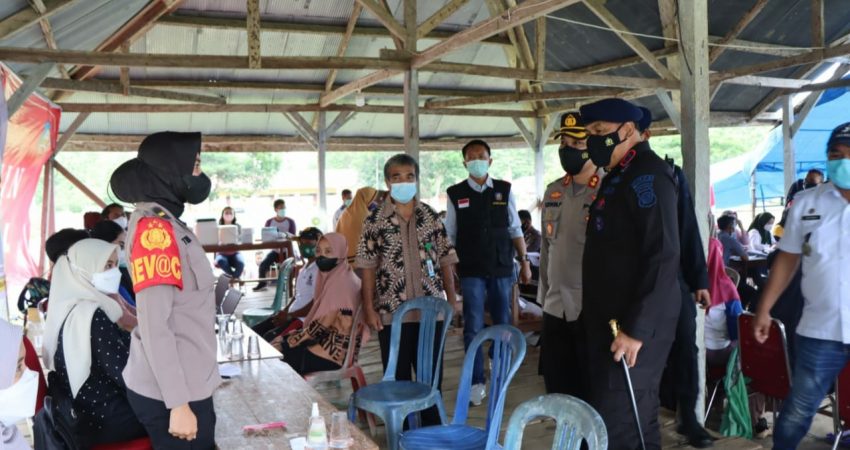 Kapolda Sultra Pantau Langsung Pelaksanaan Vaksinasi Massal di Kecamatan Palangga – Konsel
