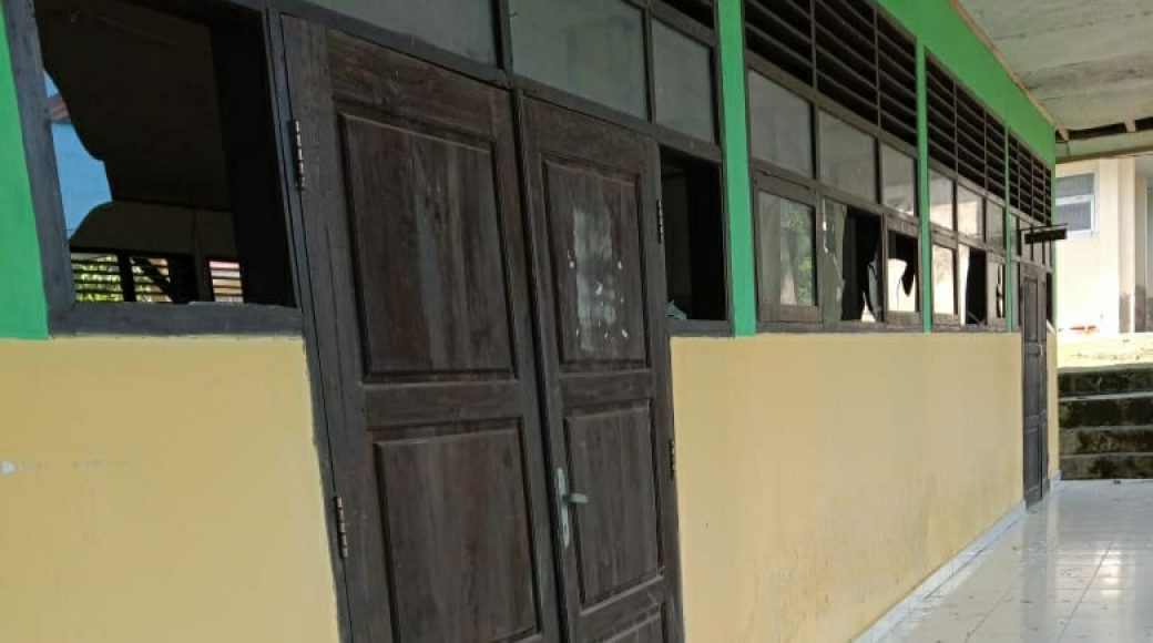 OTK Rusaki SMKN 1 Raha, Bayani: 43 Buah Kaca Jendela Hancur