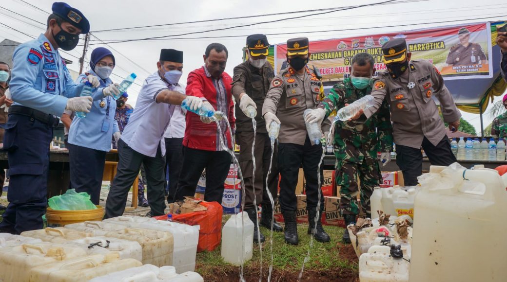 Komitmen Ciptakan Kamtibmas, Polres Baubau bersama Forkompinda Musnahkan Ratusan Barang Bukti