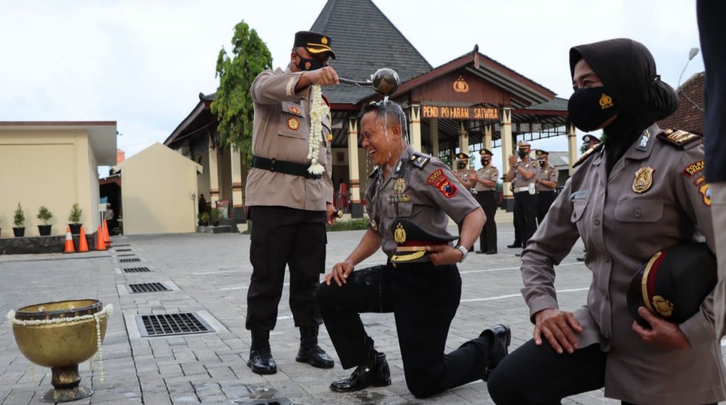 Kado Tahun Baru, 64 Anggota Polres Demak Dapat Kenaikan Pangkat