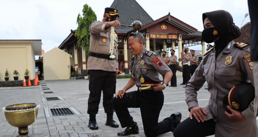 Kado Tahun Baru, 64 Anggota Polres Demak Dapat Kenaikan Pangkat