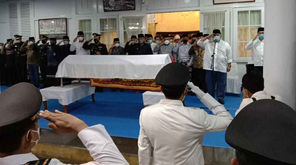 Gubernur Sultra Pimpin Upacara Pemberangkatan Jenazah Wali Kota Baubau untuk Disemayamkan