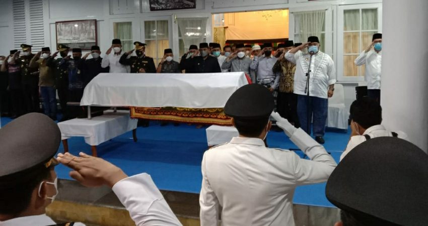 Gubernur Sultra Pimpin Upacara Pemberangkatan Jenazah Wali Kota Baubau untuk Disemayamkan