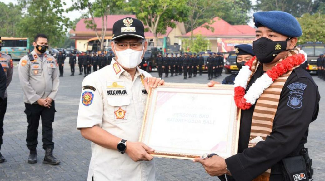 Hadiri Apel Pelepasan Brimob Polda Bali, Wali Kota Kendari bersama Kapolda Sultra Berikan Piagam Penghargaan