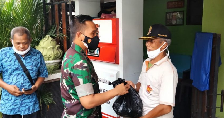 Door To Door, Dandim 0735/Surakarta Berikan Bantuan Sembako Kepada Warga Terdampak Covid-19