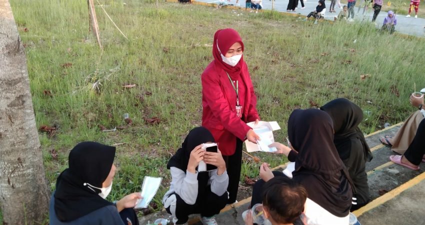 Pengunjung Kolam Retensi Boulevard Jadi Sasaran Sosialisasi Pencegahan Covid-19 Peserta KKN FH Unsultra