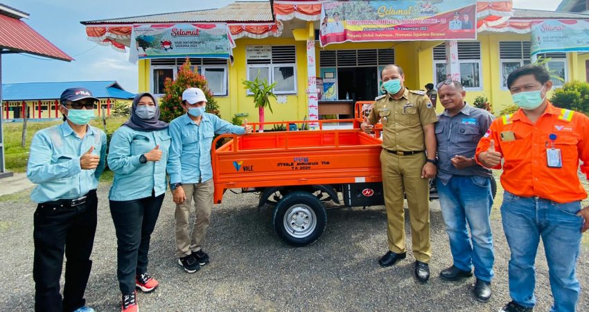 Peduli Lingkungan, PT Vale Serahkan Bantuan Motor Sampah