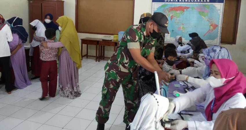 Babinsa Laksanakan Pendampingan Vaksinasi Tahap Dua Untuk Anak Usia 6-11 Tahun