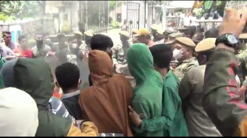 Ricuh Hingga Kekerasan Pada Jurnalis Warnai Demonstrasi di Rujab Gubernur Sultra