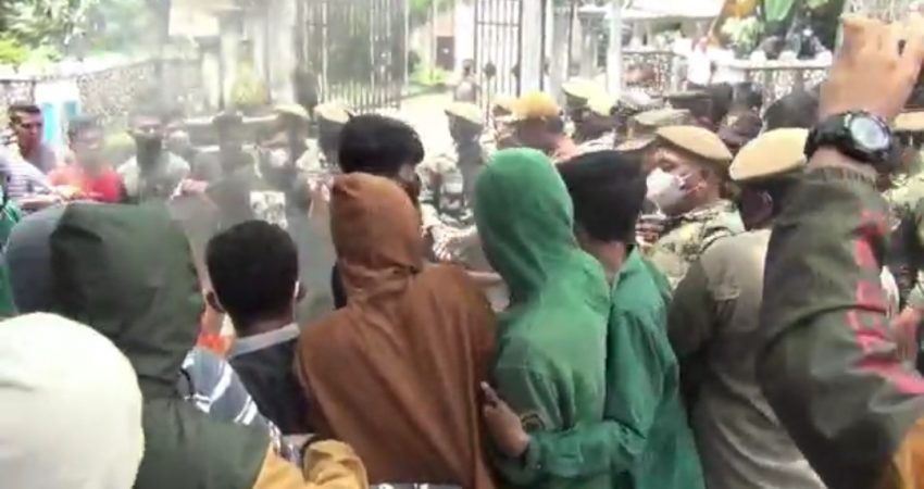 Ricuh Hingga Kekerasan Pada Jurnalis Warnai Demonstrasi di Rujab Gubernur Sultra