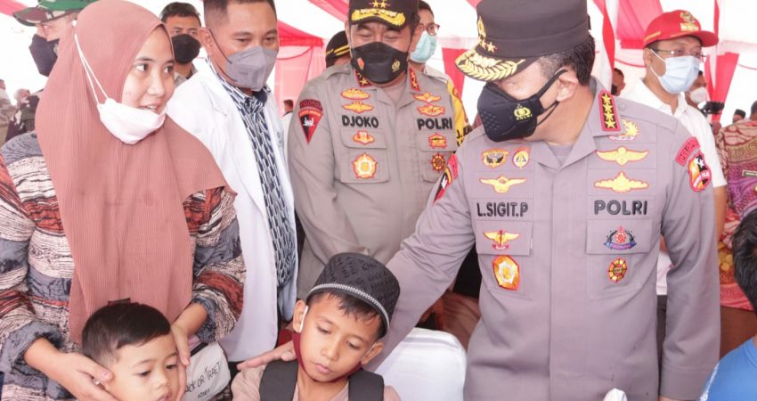 Tinjau Vaksinasi di NTB, Kapolri Minta Forkopimda Kendalikan Laju Covid-19
