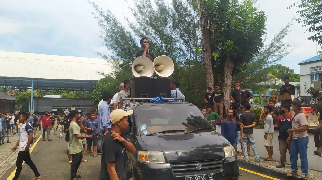 Puluhan Supir Truck Demo di DPRD Sultra