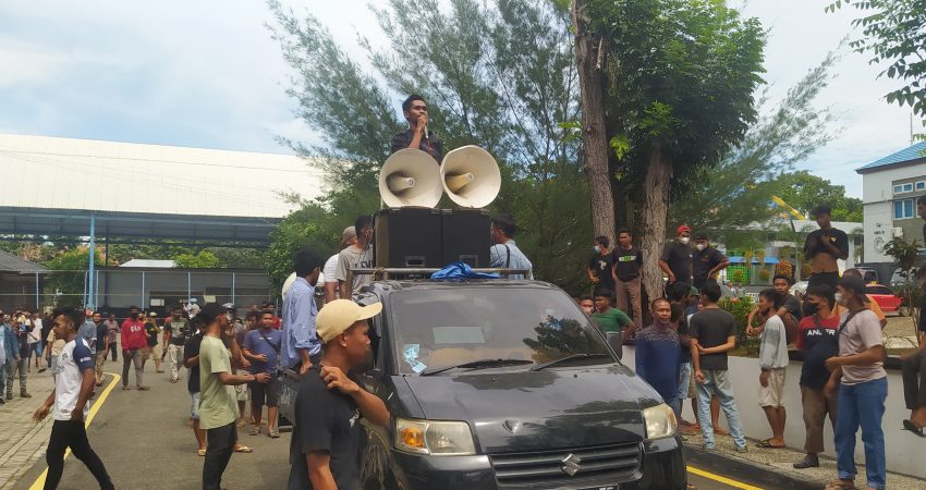 Puluhan Supir Truck Demo di DPRD Sultra