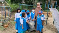 Anak-anak TK tengah memungut sampah