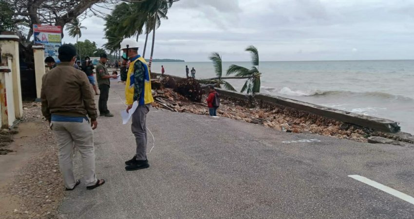 Akibat Cuaca Ekstrim di Busel, Infrastruktur di Sekitar Pantai Rusak