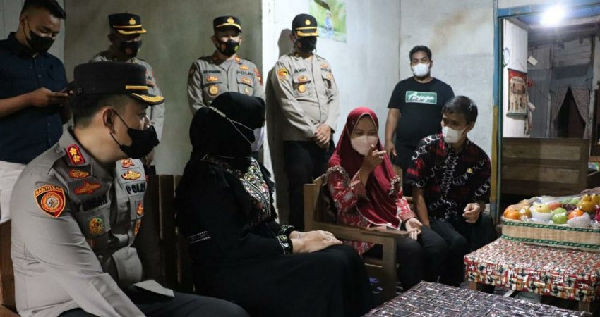 Kapolres Kendal dan Ketua Bhayangkari Serahkan Pada Penderita Retradasi Mental