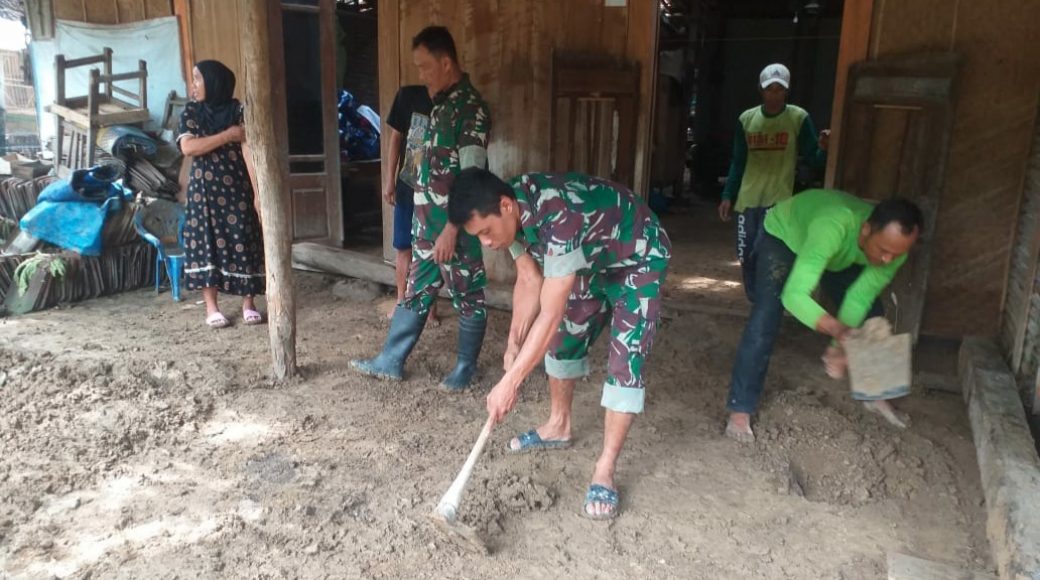 Bersama Dinsos, Koramil Gemuh Bantu Korban Banjir Sojomerto