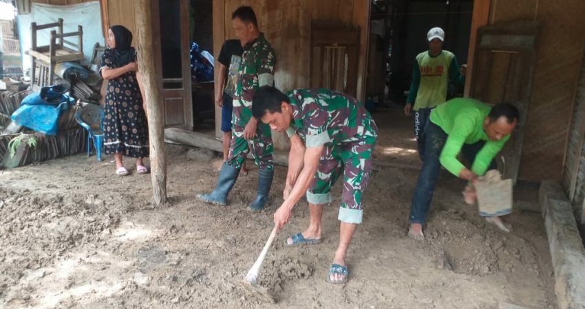 Bersama Dinsos, Koramil Gemuh Bantu Korban Banjir Sojomerto